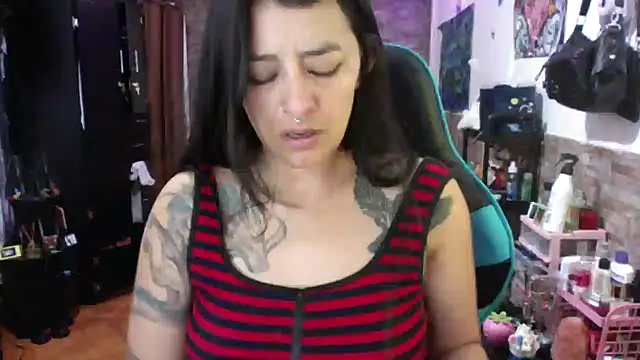 Snapshot of AngelaQueen_ chatting on June 12, 2026, 6:51 pm AngelaQueen online show from June 12, 2026, 6:51 pm