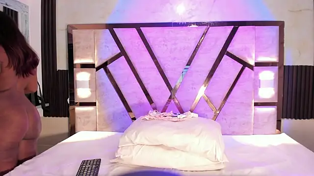 Athenea Mills online show from March 31, 2026, 6:52 pm