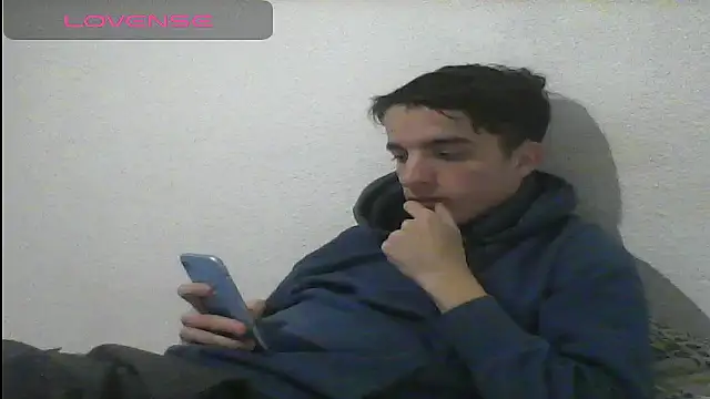 Snapshot of Tombgy07 chatting on March 4, 2025, 8:27 pm Tombgy07 online show from March 4, 2025, 8:27 pm