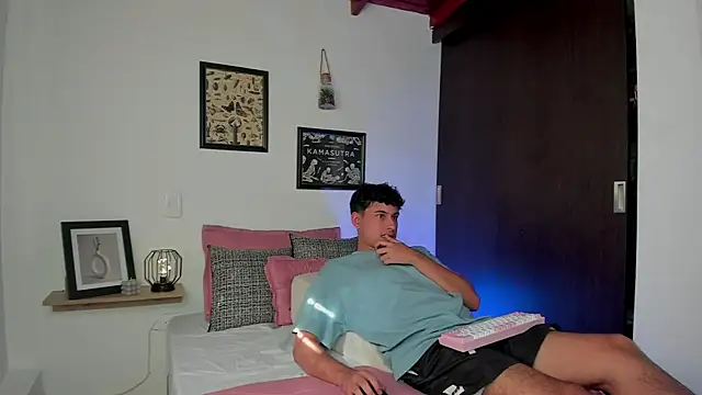 Snapshot of charlottte_queen chatting on October 28, 2025, 8:33 pm charlottte queen online show from October 28, 2025, 8:33 pm