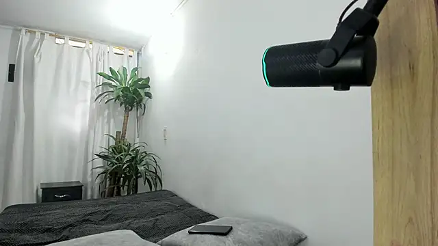 Snapshot of Lia-y-felipe chatting on November 30, 2025, 8:24 pm Lia-y-felipe online show from November 30, 2025, 8:24 pm