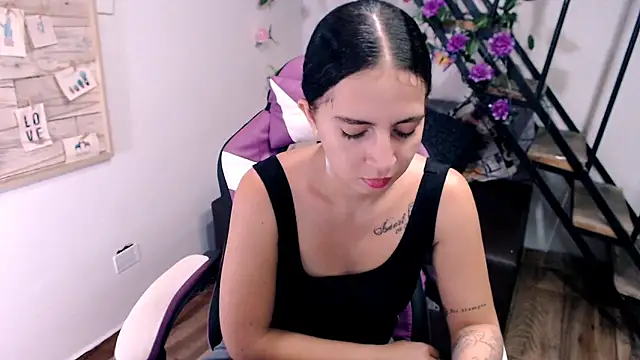 samantha baby  online show from April 14, 2026, 7:09 pm