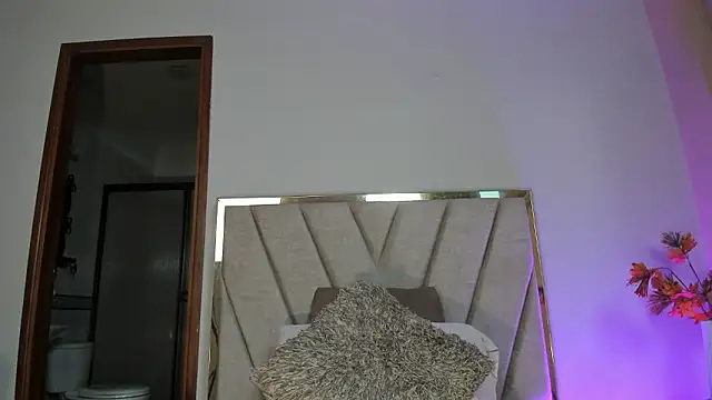 NoraDasilva online show from March 7, 2026, 1:02 am