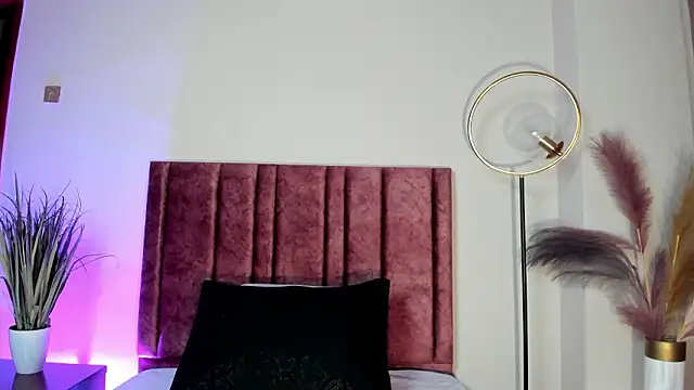 NoraDasilva online show from March 8, 2026, 2:21 pm