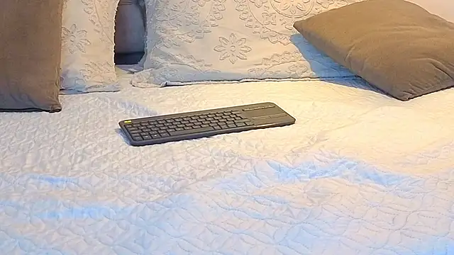 KeryHillson online show from November 10, 2025, 11:53 am