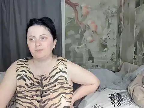 Snapshot of Lillian2 chatting on November 6, 2025, 2:12 am Lillian2 online show from November 6, 2025, 2:12 am