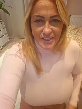 Isabellaa04 online show from October 29, 2025, 8:54 pm