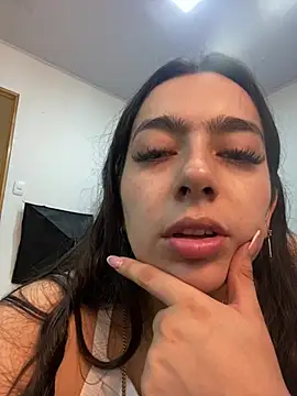 Nicollemays online show from March 22, 2025, 12:14 pm