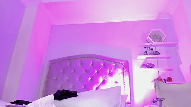 CamileHolmes online show from December 15, 2024, 7:13 am