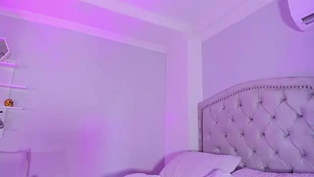 CamileHolmes online show from March 4, 2025, 8:24 am