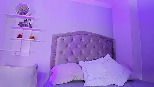 CamileHolmes online show from March 6, 2025, 4:41 am