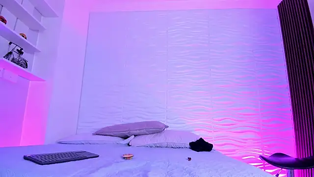 CamileHolmes online show from October 17, 2025, 5:32 am