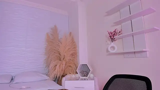 CamileHolmes online show from April 14, 2026, 5:02 am