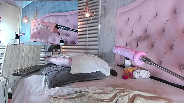 Snapshot of naomidibello chatting on February 12, 2025, 10:37 pm naomidibello online show from February 12, 2025, 10:37 pm