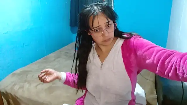 Snapshot of clarisse69 chatting on December 18, 2024, 3:47 am clarisse69 online show from December 18, 2024, 3:47 am