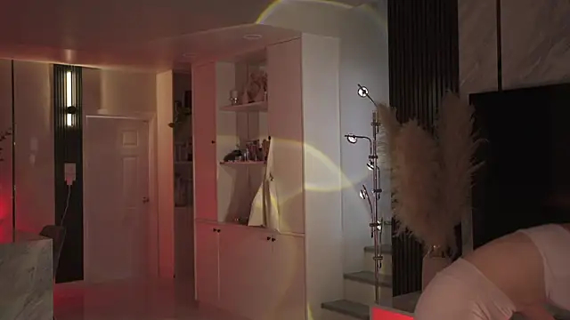 VixenMia online show from April 15, 2026, 4:08 am