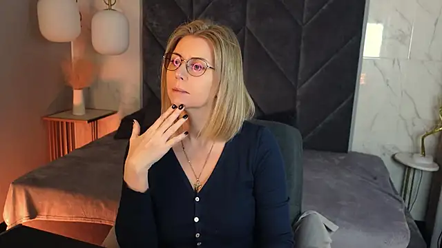 Snapshot of Annie_Light chatting on December 23, 2025, 6:00 am Annie Light online show from December 23, 2025, 6:00 am