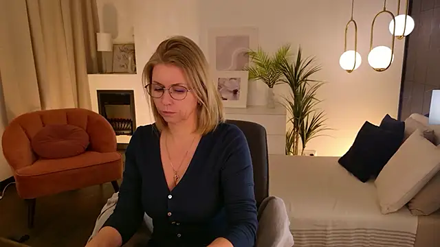 Snapshot of Annie_Light chatting on February 7, 2026, 12:31 pm Annie Light online show from February 7, 2026, 12:31 pm