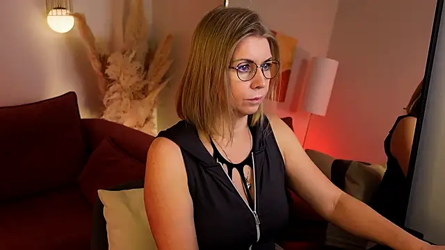 Snapshot of Annie_Light chatting on February 9, 2026, 6:39 am Annie Light online show from February 9, 2026, 6:39 am