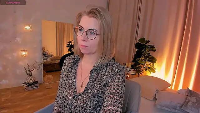 Snapshot of Annie_Light chatting on April 3, 2026, 6:55 am Annie Light online show from April 3, 2026, 6:55 am