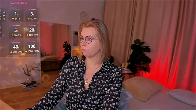 Snapshot of Annie_Light chatting on April 9, 2026, 6:52 am Annie Light online show from April 9, 2026, 6:52 am