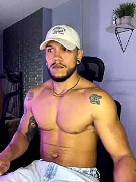 Snapshot of ARON_TAYLER01 chatting on October 6, 2025, 10:23 am ARON TAYLER01 online show from October 6, 2025, 10:23 am