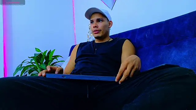 rick03 leto online show from December 17, 2025, 4:18 am