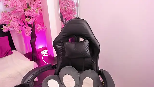 KAROLIVONNE online show from April 23, 2026, 9:17 pm