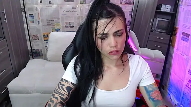 i am nina  online show from October 23, 2025, 9:57 pm