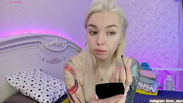 LillyMoure  online show from February 16, 2025, 11:59 pm