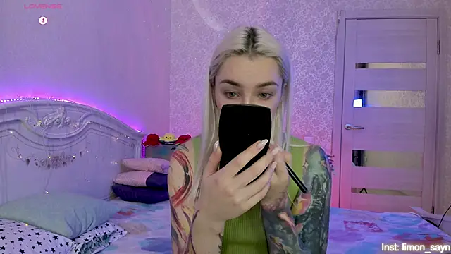 LillyMoure  online show from October 17, 2025, 11:29 pm