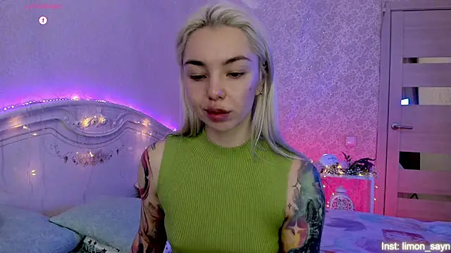 LillyMoure  online show from November 2, 2025, 11:18 pm