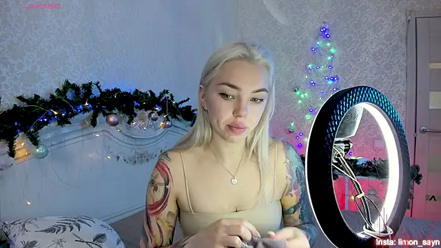 LillyMoure  online show from December 19, 2025, 11:23 pm