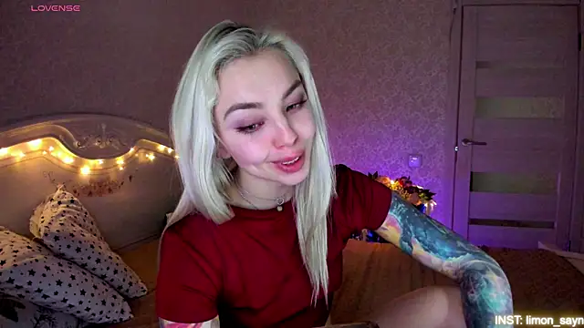 Snapshot of LillyMoure_ chatting on April 29, 2026, 11:55 pm LillyMoure online show from April 29, 2026, 11:55 pm
