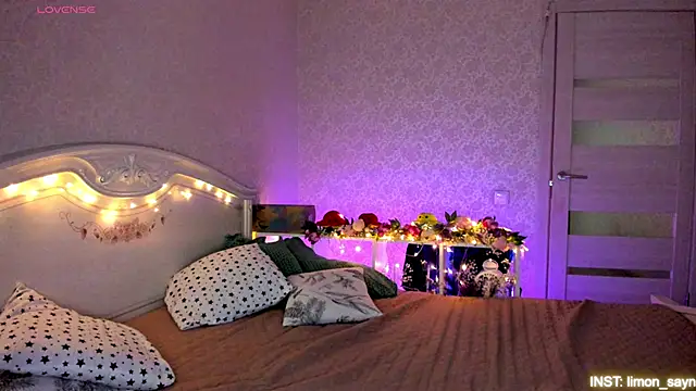 Snapshot of LillyMoure_ chatting on May 1, 2026, 11:20 pm LillyMoure online show from May 1, 2026, 11:20 pm