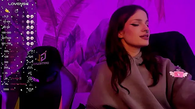 BratzieDarsie online show from December 17, 2024, 3:28 pm