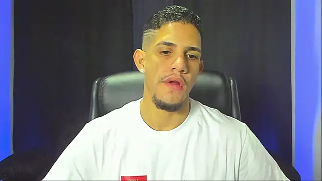 Snapshot of jhonnysnow17 chatting on December 4, 2025, 6:12 am jhonnysnow17 online show from December 4, 2025, 6:12 am