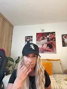 zafiro mo0n online show from February 24, 2025, 10:58 pm