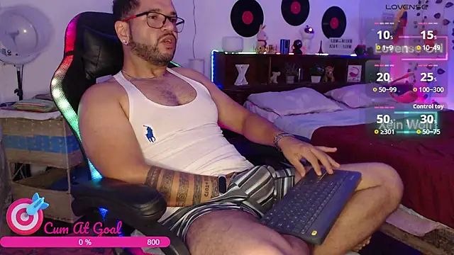 Snapshot of Xein_WoIf chatting on May 11, 2026, 4:04 pm Xein WoIf online show from May 11, 2026, 4:04 pm