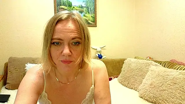 Snapshot of YourQueenX chatting on June 9, 2026, 4:35 am YourQueenX online show from June 9, 2026, 4:35 am