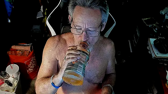 Snapshot of Daddysthick chatting on November 10, 2025, 6:56 am Daddysthick online show from November 10, 2025, 6:56 am