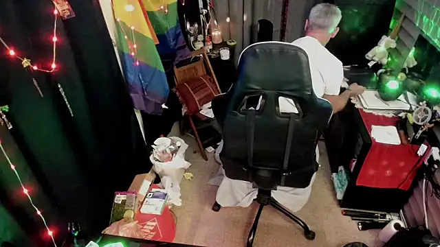 Snapshot of Daddysthick chatting on December 1, 2025, 7:35 am Daddysthick online show from December 1, 2025, 7:35 am