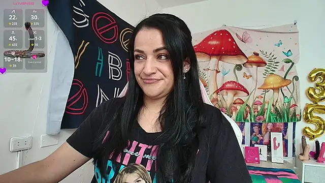 LovelyAzucena online show from May 22, 2026, 3:06 pm