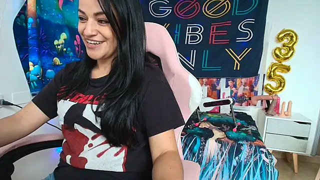 LovelyAzucena online show from May 29, 2026, 3:43 pm
