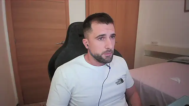 Snapshot of alex877x chatting on October 28, 2025, 10:41 am alex877x online show from October 28, 2025, 10:41 am