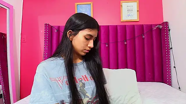 Snapshot of littlee_emilyy_ chatting on January 22, 2025, 2:48 am littlee emilyy online show from January 22, 2025, 2:48 am