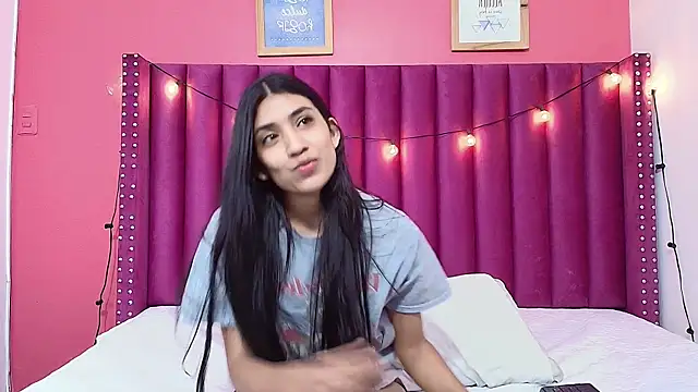 Snapshot of littlee_emilyy_ chatting on January 22, 2025, 5:59 am littlee emilyy online show from January 22, 2025, 5:59 am