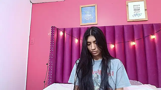 Snapshot of littlee_emilyy_ chatting on January 22, 2025, 9:02 am littlee emilyy online show from January 22, 2025, 9:02 am