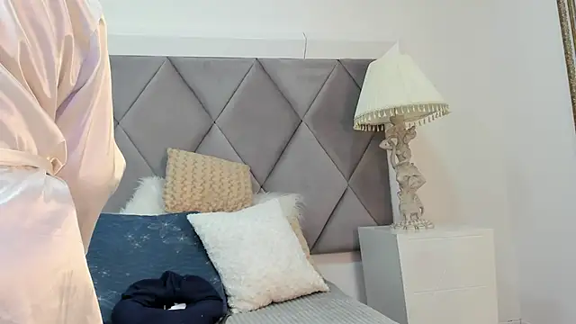 Snapshot of MiaMancini chatting on November 20, 2025, 8:52 pm MiaMancini online show from November 20, 2025, 8:52 pm