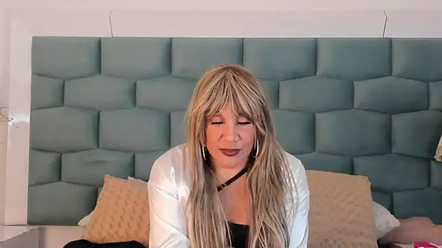 MiaMancini online show from May 19, 2026, 9:43 pm